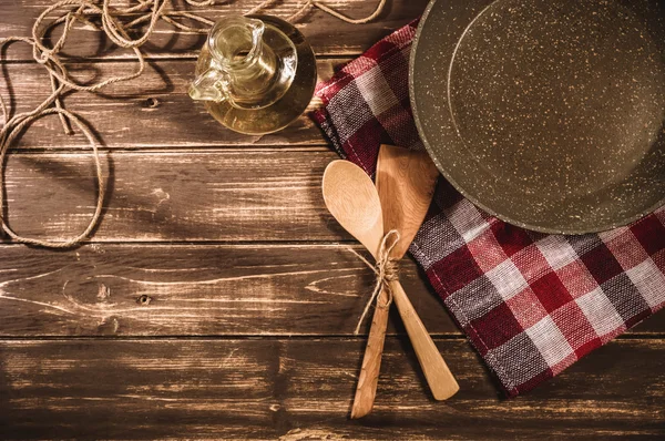 rustik ahşap arka plan üzerinde mutfak gereçleri