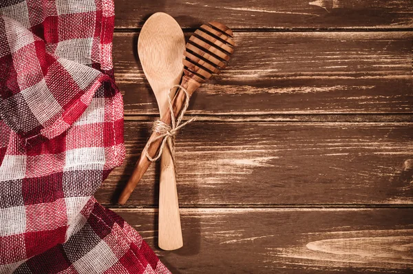 rustik ahşap arka plan üzerinde mutfak gereçleri