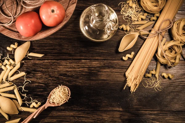 Utensilios de cocina sobre fondo rústico de madera Fotos De Stock Sin Royalties Gratis