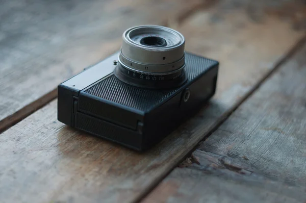 Ahşap arka plan üzerinde eski fotoğraf makinesi