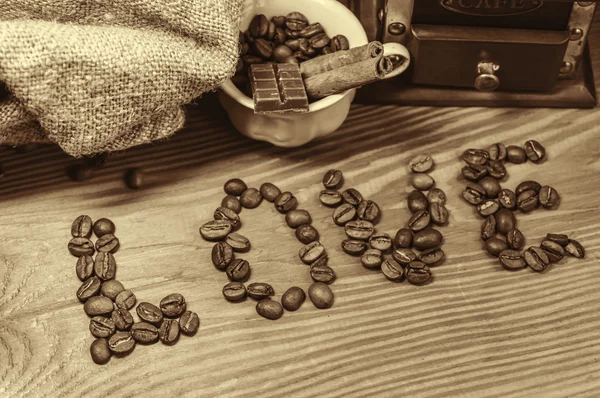 ahşap üzerine kahve çekirdekleri