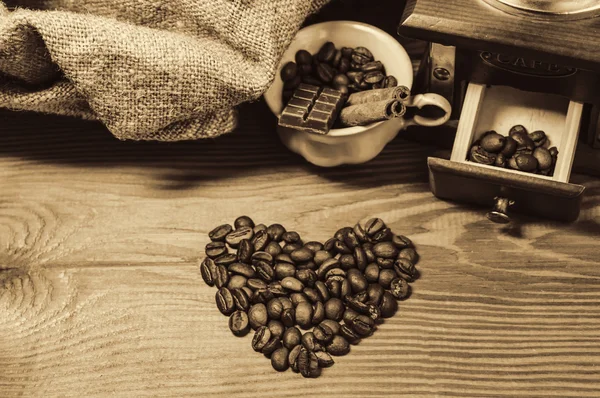Granos de café sobre madera — Foto de Stock