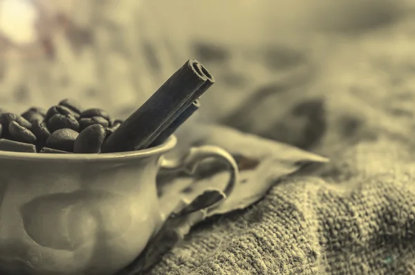 Bir fincan kahve çekirdeği.