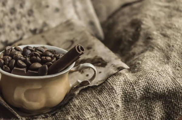 Bir fincan kahve çekirdeği.