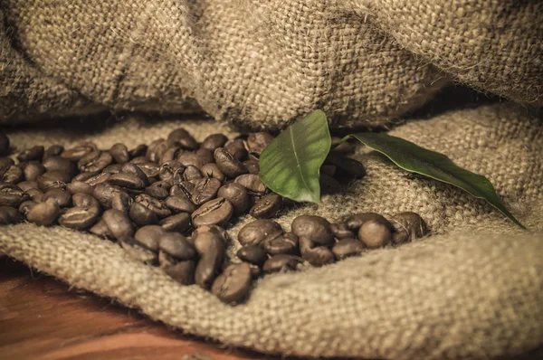ahşap üzerine kahve çekirdekleri