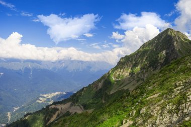Güzel renkli dağ manzarası. Dağlarda yaz. Harika bir manzara. Sochi. Rusya. Rosa Khutor