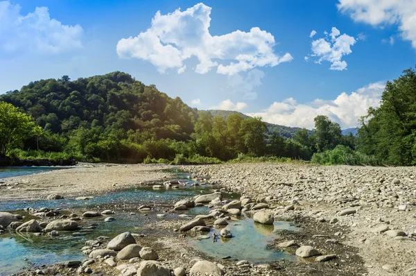 Güzel renkli dağ manzarası. Dağlarda yaz. Harika bir manzara. Sochi. Rusya. Rosa Khutor