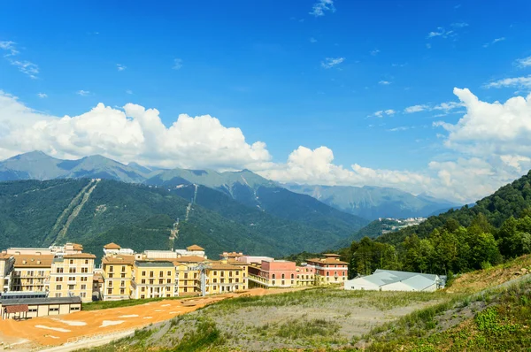 Güzel renkli dağ manzarası. Dağlarda yaz. Harika bir manzara. Sochi. Rusya. Rosa Khutor