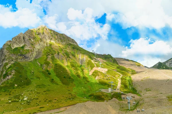 Güzel renkli dağ manzarası. Dağlarda yaz. Harika bir manzara. Sochi. Rusya. Rosa Khutor