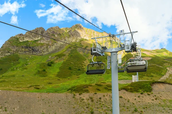 Güzel renkli dağ manzarası. Dağlarda yaz. Harika bir manzara. Sochi. Rusya. Rosa Khutor