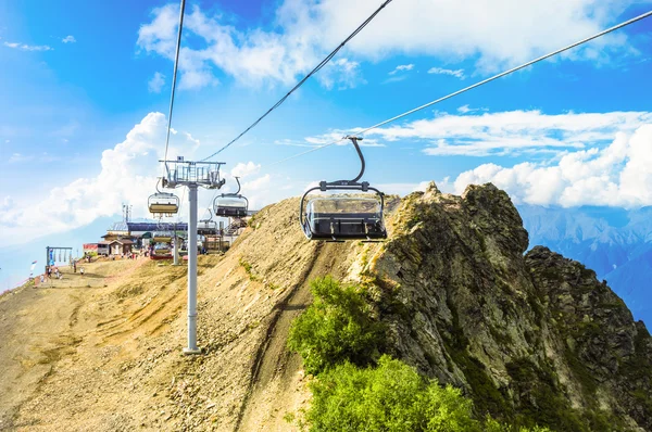 Güzel renkli dağ manzarası. Dağlarda yaz. Harika bir manzara. Sochi. Rusya. Rosa Khutor