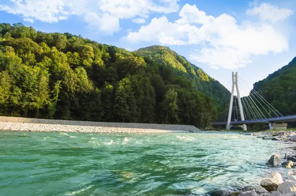 Güzel renkli dağ manzarası. Dağlarda yaz. Harika bir manzara. Sochi. Rusya. Rosa Khutor