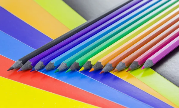 Renkli kağıda kalemler