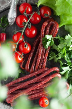 Domatesli ve otlu mezeler için füme sosis.