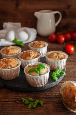 Çilekli domates ve fesleğenli yumurta arkaplanındaki ahşap tahta üzerinde atıştırmalıklar için kekler.