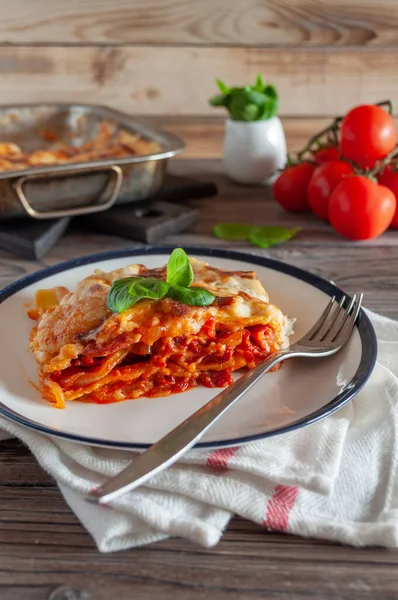 Lasagna Balanoni Szósszal Bazsalikommal Tálalva Tálcán Egy Sütő Edény Mellett — Stock Fotó