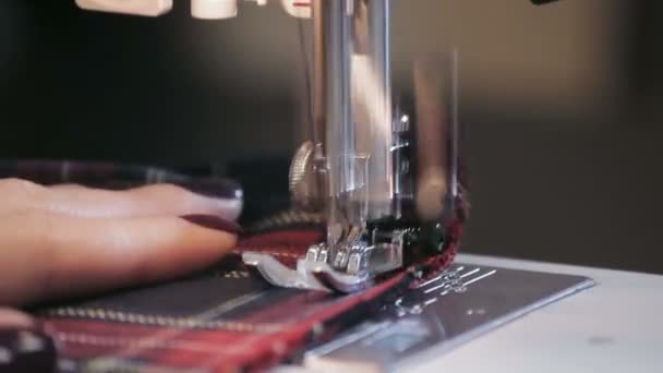 Women sewing with sewing machine. Швейная машина — 图库视频影像