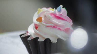 Cupcake kaşıkla yemek