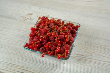 Taze Ahududu ve kırmızı Frenk üzümü