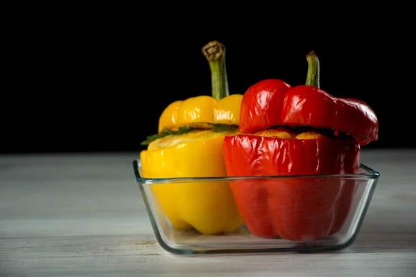 Röda och gula fyllda paprikor — Stockfoto