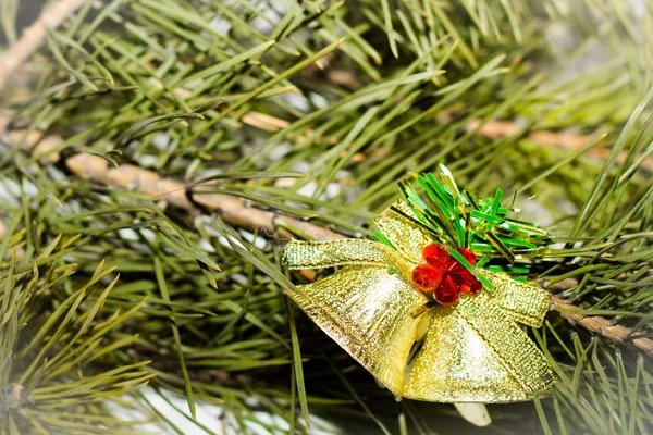 Çan bir Noel ağacı üzerinde