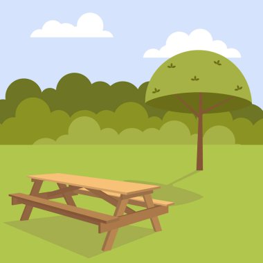 Ormandaki bir açıklıkta bir masa. Ağacın altındaki bir açıklıkta piknik masası. Ormandaki tahta masa..