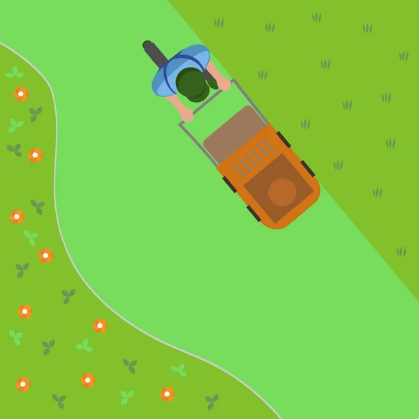 Bahçıvan bahçedeki çimleri kablosuz elektrikli çim biçme makinesi kullanarak biçiyor. Hava görüntüsü. Bahçe işleri ve peyzaj endüstrisi.