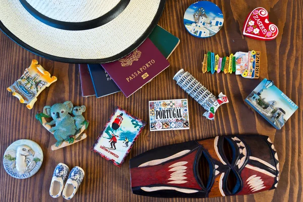 Çeşitli pasaportlar ve Hediyelik eşya mıknatıslar 