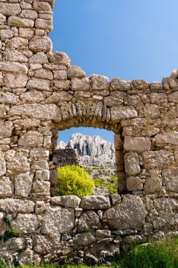 terk edilmiş evde Tulove Grede, Hırvatistan