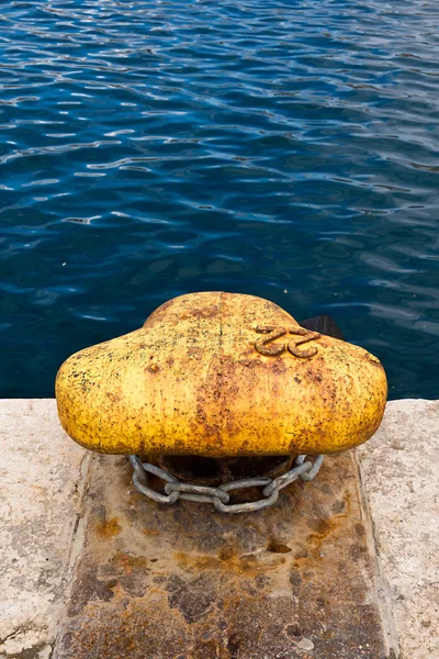 Bollard amarelo e corrente — Fotografia de Stock