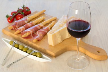 peynir, zeytin, domates, jambon ile şarap 