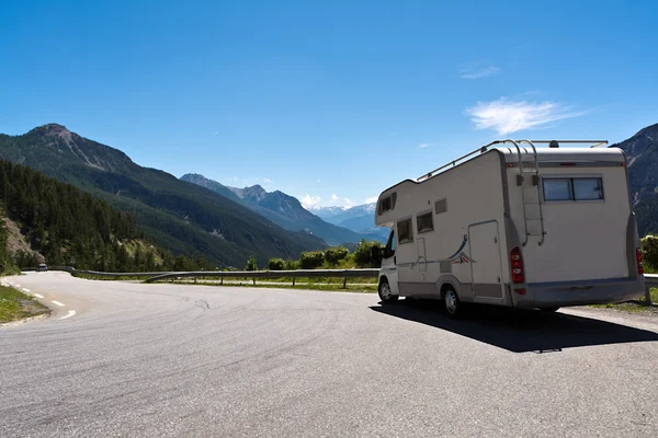 Auto karavan na cestě — Stock fotografie