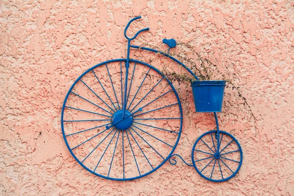 Los floreros en forma de las bicicletas — Foto de Stock