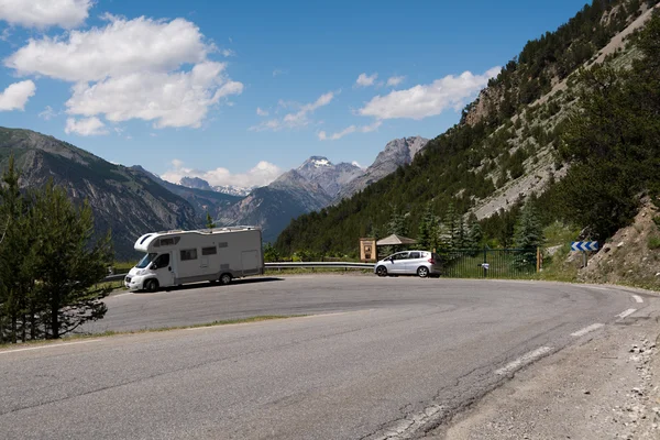 Maringotka na silnici v Alpách — Stock fotografie