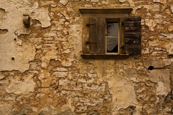 Vergeten middeleeuwse venster — Stockfoto