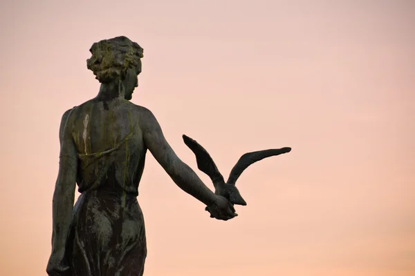 Opatija Croácia, Donzela com a gaivota — Fotografia de Stock