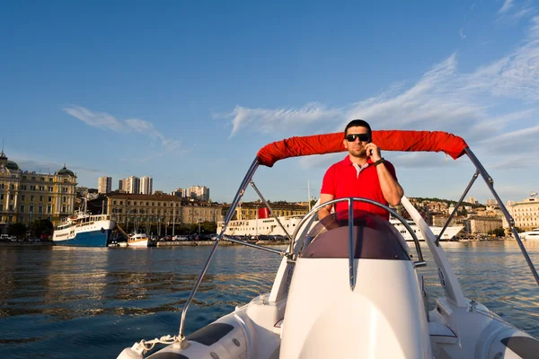 Capitão em um barco de borracha — Fotografia de Stock