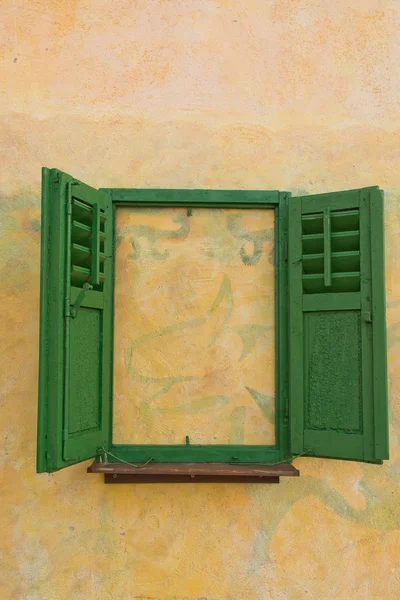 Стеновое окно с зелеными ставнями — стоковое фото