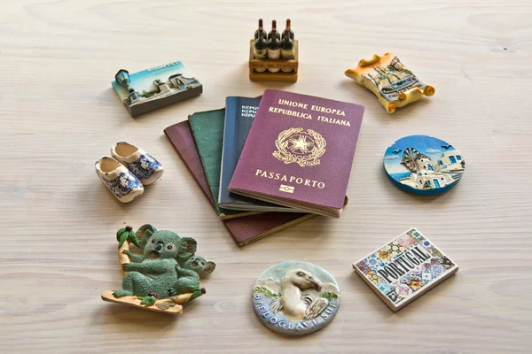 Çeşitli pasaportlar ve Hediyelik eşya mıknatıslar