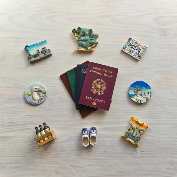 Çeşitli pasaportlar ve Hediyelik eşya mıknatıslar