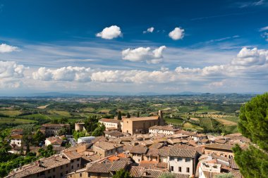Tuscany kırsal üzerinde mavi gökyüzü