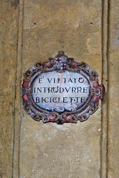 No bike allowed antique sign in Italian — Stock Photo, Image