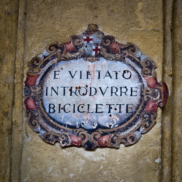 No bike allowed antique sign in Italian — Stock Photo, Image