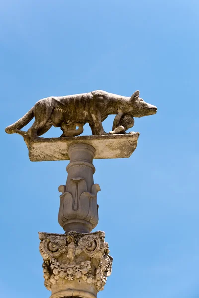 Statue of the legendary wolf with Romolo and Remo — Stock Photo, Image