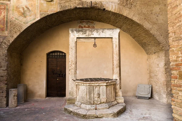 Mittelalterlicher Brunnen in der Toskana — Stockfoto