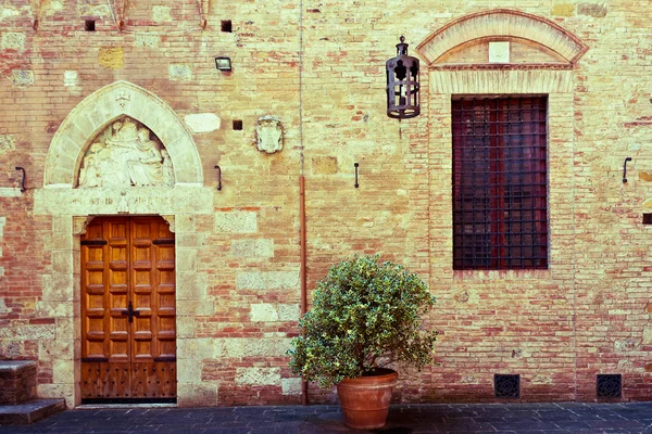 Antique doorway to the Tuscan house — Stock Photo, Image