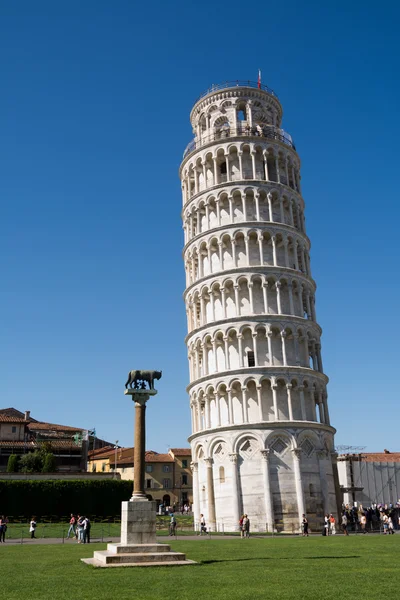 Zu Fuß durch die Straßen von Pisa — Stockfoto