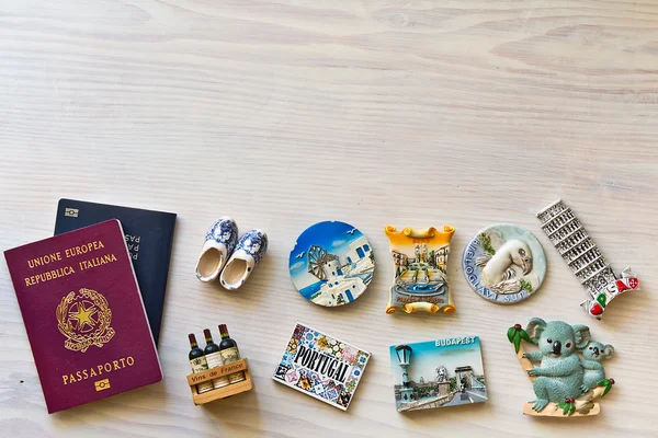 Çeşitli pasaportlar ve Hediyelik eşya — Stok fotoğraf