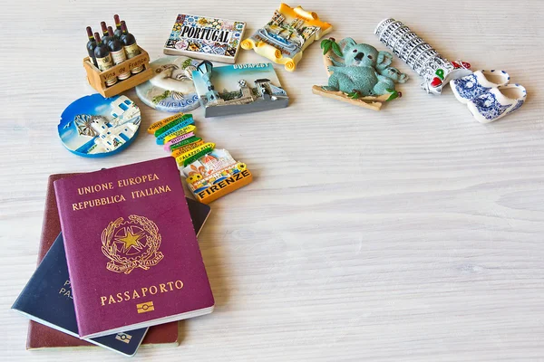 Çeşitli pasaportlar ve Hediyelik eşya — Stok fotoğraf