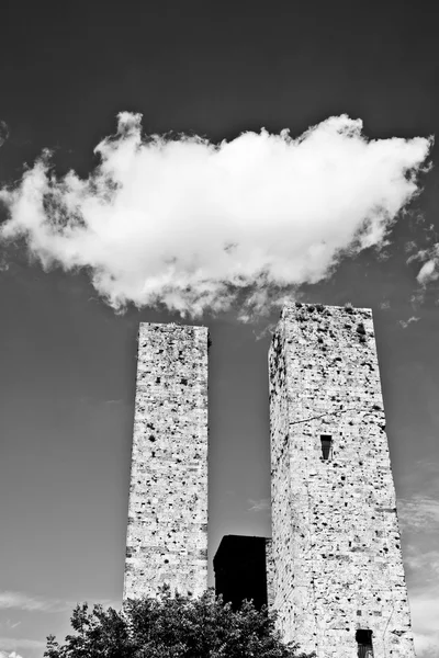 Nuvem sobre torres de San Gimignano, Itália — Fotografia de Stock